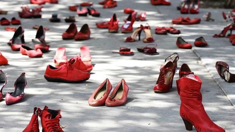 Flash mob di foulard colorati all'ospedale Mauriziano per sensibilizzare sulla violenza di genere