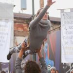 Cirko Vertigo esegue performance a Foroni: sentenze sui femminicidi su drappi