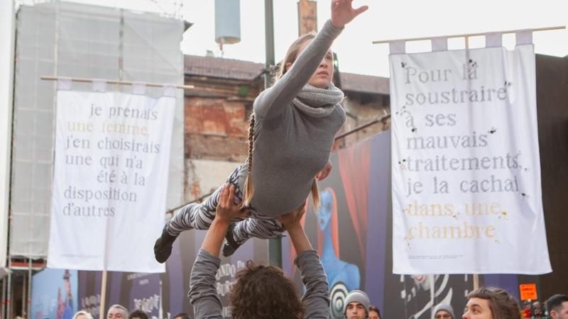 Cirko Vertigo esegue performance a Foroni: sentenze sui femminicidi su drappi