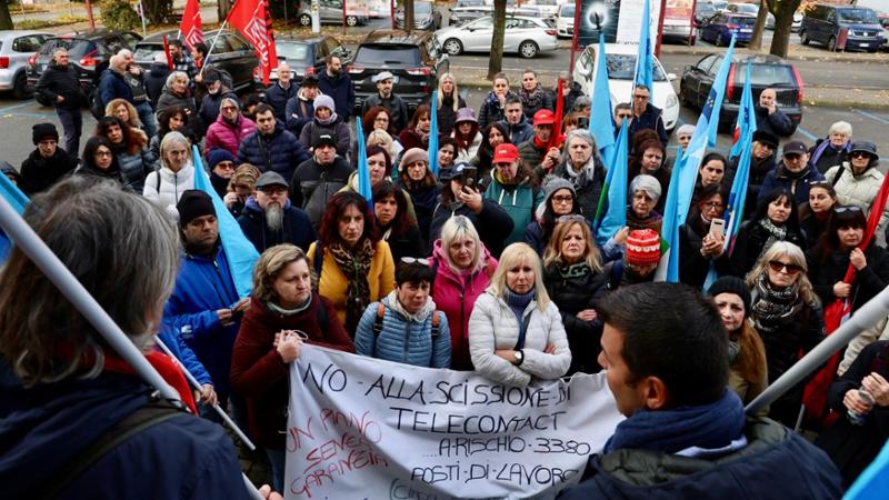 Lavoratori Telecontact protestano a Ivrea contro la cessione dell’azienda
