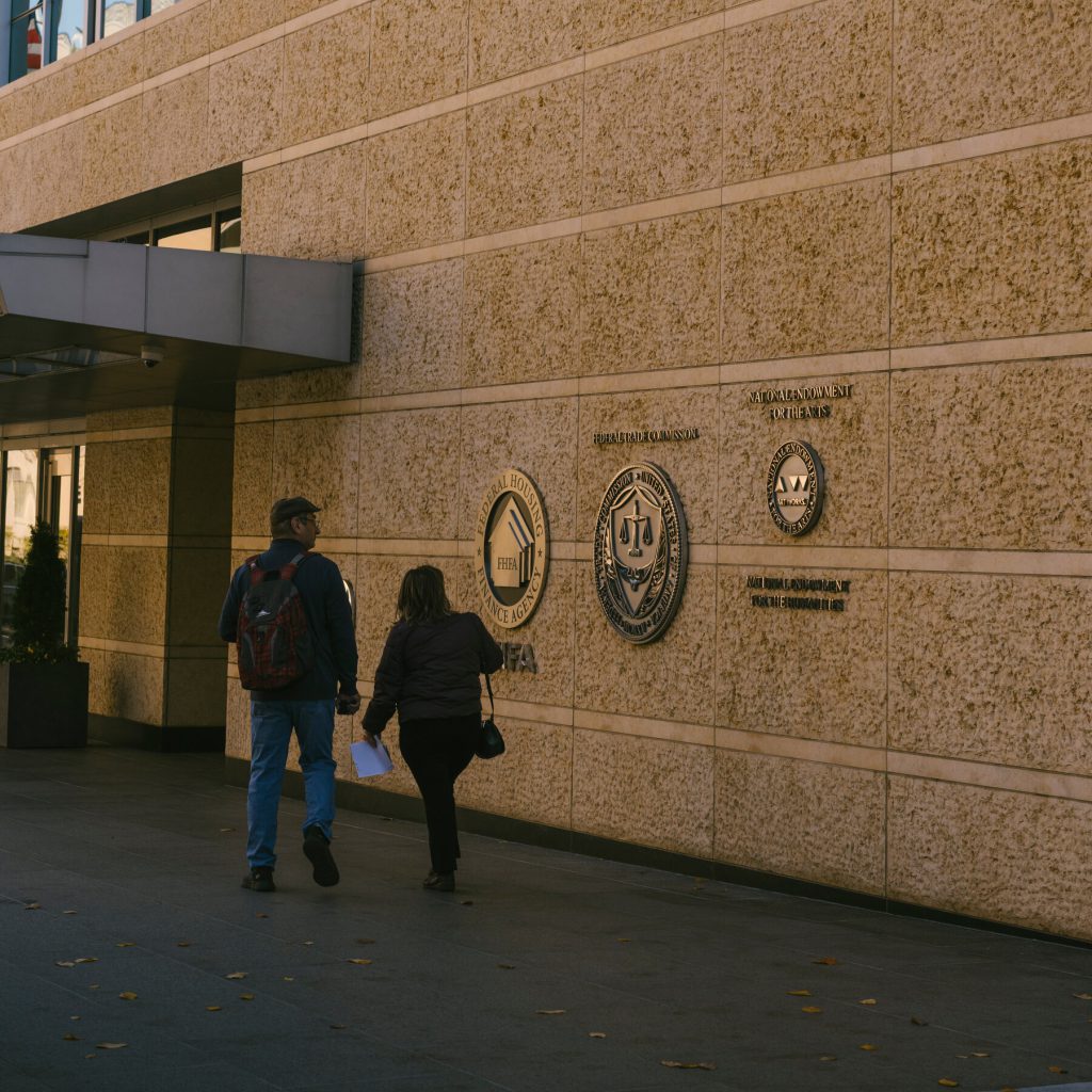 Licenziamenti di studiosi e finanziamenti preferenziali al NEH durante l&#039;amministrazione Trump