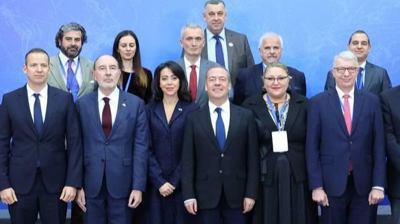 Deputata rumena Diana Șoșoacă incontra l&#039;ex presidente russo Dmitry Medvedev a Sochi