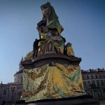 Attivisti di Extinction Rebellion coprono la statua di Camillo Cavour a Torino per denunciare la crisi climatica e le diseguaglianze sociali