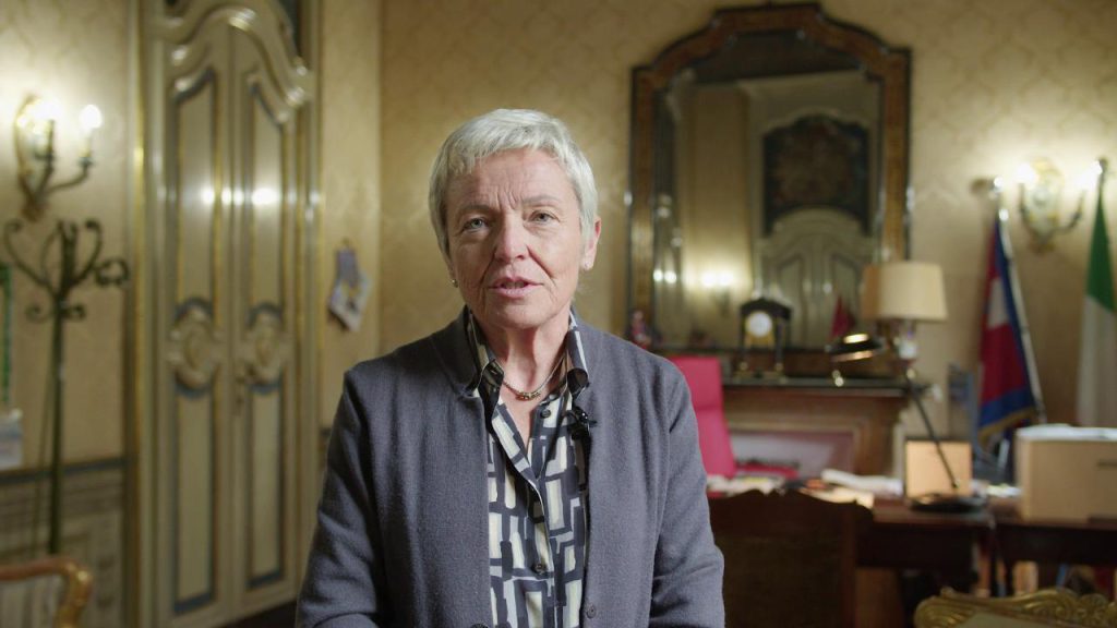 L&#039;Ospedale Mauriziano di Torino: un connubio unico di salute, storia e cultura cittadina si apre alla città con una visita guidata gratuita 

Il Mauriziano di Torino: un connubio unico di salute e storia
L&#039;Ospedale Mauriziano di Torino rappresenta un esempio raro di connubio tra un ospedale pienamente operativo e un monumento cittadino. Sabato 8 novembre, dalle ore 9 alle 16:30, l&#039;ospedale riapre le porte alla città e offre la possibilità di visitare i suoi tesori storici e culturali. Tra questi, si possono ammirare l&#039;ingresso storico, la lapide della posa della prima pietra dell&#039;Umberto I, gli uffici del Gran Magistero, la Sala Consiglio e l&#039;archivio storico dell&#039;Ordine Mauriziano.

Approfondimento
La visita guidata permetterà di scoprire ulteriori tesori, come le effigi di Re Umberto I e della Regina Margherita, il padiglione Mimo Carle, busti e lapidi commemorative, nonché il più recente Giardino Parlante. Il personale della Fondazione Ordine Mauriziano e dell&#039;Azienda Ospedaliera Ordine Mauriziano sarà a disposizione per illustrare la storia e il significato di questi luoghi, con la collaborazione degli studenti dei licei classici &quot;D&#039;Azeglio&quot; e &quot;Alfieri&quot; e del liceo scientifico &quot;Agnelli&quot; di Torino.

Possibili Conseguenze
Questo evento rappresenta un&#039;opportunità unica per la città di Torino di riscoprire la sua storia e il suo patrimonio culturale. La visita guidata potrebbe anche contribuire a sensibilizzare la comunità sull&#039;importanza della conservazione e della valorizzazione dei beni culturali.

Opinione
Non è possibile esprimere un&#039;opinione personale su questo evento, in quanto si tratta di un fatto oggettivo. Tuttavia, è possibile affermare che la riapertura dell&#039;Ospedale Mauriziano ai visitatori rappresenta un&#039;occasione importante per la città di Torino e per la comunità.

Analisi Critica dei Fatti
L&#039;evento di riapertura dell&#039;Ospedale Mauriziano ai visitatori rappresenta un esempio di come la storia e la cultura possano essere valorizzate e condivise con la comunità. La collaborazione tra la Fondazione Ordine Mauriziano, l&#039;Azienda Ospedaliera Ordine Mauriziano e gli studenti dei licei locali dimostra come la conservazione del patrimonio culturale possa essere un&#039;attività collettiva e coinvolgente.

Relazioni con altri fatti
Questo evento è collegato ad altri eventi culturali e storici che si svolgono a Torino, come ad esempio la Festa della Repubblica o la Settimana della Cultura. La riapertura dell&#039;Ospedale Mauriziano ai visitatori rappresenta un&#039;occasione per riscoprire la storia e il patrimonio culturale della città.

Contesto storico
L&#039;Ospedale Mauriziano di Torino ha una lunga storia che risale al XIX secolo. La sua fondazione è legata all&#039;Ordine Mauriziano, un ordine cavalleresco che si occupava di assistenza ai poveri e ai malati. Oggi, l&#039;ospedale è un importante centro di cura e di ricerca, nonché un monumento cittadino.

Fonti
La fonte di questo articolo è La Stampa. Per ulteriori informazioni, si può visitare il sito web dell&#039;Ospedale Mauriziano di Torino o contattare la Fondazione Ordine Mauriziano.