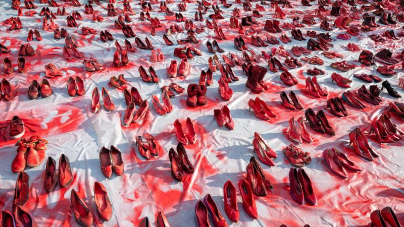 La Stampa distribuisce la guida “Facciamo rumore” per aiutare donne vittime di violenza il 25 novembre