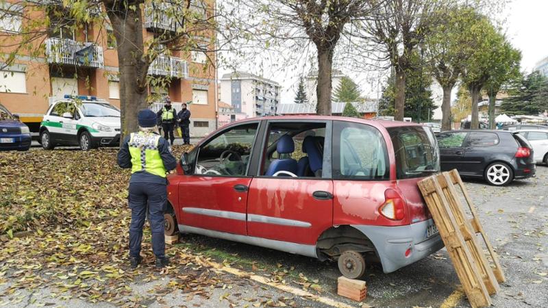 Alpignano: polizia rimuove sei auto dal cortile delle abitazioni ATC e presenta denuncia