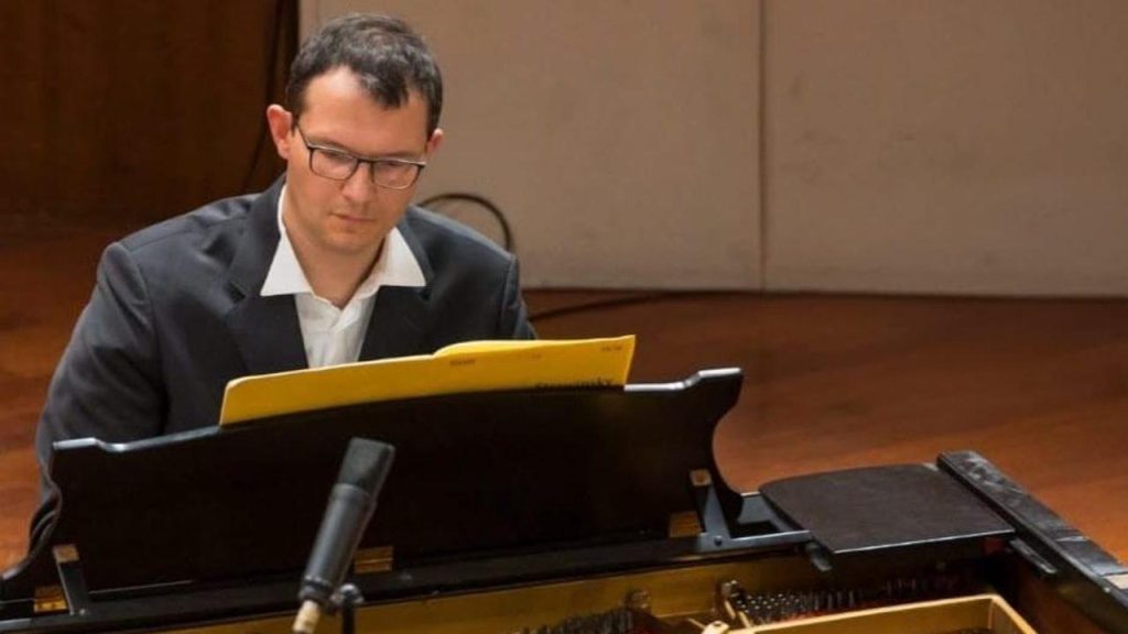 Concerto di gratitudine: il pianista Raduano ringrazia il San Luigi con la musica dopo un incidente in bici