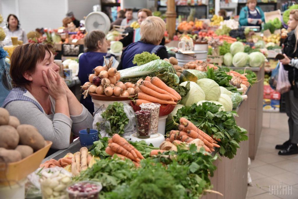 Fluttuazioni dei prezzi di verdure e frutta in Ucraina: cosa sta succedendo nel settore agricolo

Aggiornamento sui prezzi di verdure e frutta in Ucraina
È stato segnalato che nel settore delle verdure, i prezzi di alcuni prodotti sono stati rivisti. In particolare, sono cambiati i prezzi del porro verde e della petroselino.

Approfondimento
Il settore agricolo ucraino sta attraversando un periodo di fluttuazioni dei prezzi, che possono essere influenzati da vari fattori come la stagionalità, la disponibilità di prodotti e la domanda del mercato.

Possibili Conseguenze
I cambiamenti nei prezzi delle verdure e della frutta possono avere un impatto sulle abitudini di acquisto dei consumatori e sulla gestione delle risorse economiche delle famiglie.

Opinione
Non è possibile esprimere un&#039;opinione oggettiva sui cambiamenti dei prezzi, poiché dipendono da vari fattori economici e di mercato.

Analisi Critica dei Fatti
L&#039;analisi dei dati sui prezzi delle verdure e della frutta in Ucraina rivela che i cambiamenti possono essere influenzati da fattori come la produzione, la distribuzione e la domanda.

Relazioni con altri fatti
I cambiamenti nei prezzi delle verdure e della frutta possono essere correlati ad altri eventi economici e di mercato, come la variazione dei prezzi dei prodotti alimentari e la gestione delle risorse economiche.

Contesto storico
Il settore agricolo ucraino ha attraversato vari periodi di fluttuazioni dei prezzi nel corso degli anni, influenzati da fattori come la politica economica, la produzione e la domanda.

Fonti
La fonte di questo articolo è RBC Ukraine.