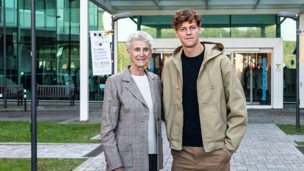 Jannik Sinner sostiene la ricerca contro il cancro con l&#039;iniziativa &quot;Un Ace per la Ricerca&quot; durante le ATP Finals di Torino