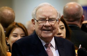 Warren Buffett si ritira dagli affari all'età di 95 anni: cosa possiamo imparare da lui