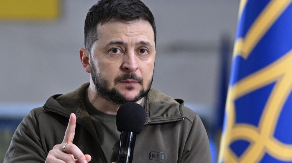 Zelenskyy: l&#039;Ucraina non sarà fermata nel suo percorso verso l&#039;Unione Europea nonostante l&#039;opposizione dell&#039;Ungheria, secondo quanto riportato da European Pravda https://www.eurointegration.com.ua/eng/articles/2025/10/24/7223264/ 

Introduzione
Il Presidente ucraino Volodymyr Zelenskyy ha affermato che il Primo Ministro ungherese Viktor Orbán non sarà in grado di bloccare il percorso dell&#039;Ucraina verso l&#039;Unione Europea.

Approfondimento
La dichiarazione di Zelenskyy è stata fatta durante una conferenza stampa del 7 novembre, come riportato da European Pravda. In essa, il Presidente ucraino ha sottolineato che nonostante le intenzioni di Orbán, nessuno potrà fermare il progresso dell&#039;Ucraina verso l&#039;Europa.

Possibili Conseguenze
Le conseguenze di un eventuale blocco del percorso dell&#039;Ucraina verso l&#039;UE potrebbero essere significative, sia per l&#039;Ucraina che per l&#039;Unione Europea. Ciò potrebbe influire sulla stabilità della regione e sulle relazioni tra l&#039;UE e la Russia.

Opinione
La posizione di Zelenskyy riflette la determinazione dell&#039;Ucraina a perseguire il suo obiettivo di adesione all&#039;UE, nonostante le sfide e gli ostacoli. Questa determinazione è fondamentale per il futuro dell&#039;Ucraina e per la sua integrazione nell&#039;Unione Europea.

Analisi Critica dei Fatti
L&#039;analisi dei fatti sottolinea l&#039;importanza della coerenza e della determinazione dell&#039;Ucraina nel suo percorso verso l&#039;Unione Europea. La capacità dell&#039;Ucraina di superare gli ostacoli e di perseguire i suoi obiettivi è cruciale per il suo sviluppo e per la sua integrazione nella comunità europea.

Relazioni con altri fatti
La questione dell&#039;adesione dell&#039;Ucraina all&#039;UE è strettamente legata ad altri eventi e sfide nella regione, come la crisi russo-ucraina e le relazioni tra l&#039;UE e la Russia. La risoluzione di queste sfide è fondamentale per la stabilità della regione e per il futuro dell&#039;Ucraina.

Utilità pratica
La dichiarazione di Zelenskyy sottolinea l&#039;importanza della determinazione dell&#039;Ucraina nel suo percorso verso l&#039;Unione Europea, nonostante gli ostacoli e le sfide. Ciò può essere utile per comprendere la situazione attuale e per valutare le possibili conseguenze delle azioni dell&#039;Ucraina e dell&#039;Unione Europea.

Contesto storico
Zelenskyy aveva precedentemente affermato che l&#039;Ucraina non dovrebbe compromettere i suoi valori a causa della posizione dell&#039;Ungheria sull&#039;adesione del paese all&#039;Unione Europea, sottolineando che l&#039;ostruzionismo di Budapest sul percorso dell&#039;Ucraina verso l&#039;UE sostiene di fatto il leader del Cremlino Vladimir Putin. Ciò mette in evidenza la complessità della situazione e la necessità di una soluzione che tenga conto degli interessi di tutte le parti coinvolte.

Fonti
Fonte: European Pravda https://www.eurointegration.com.ua/eng/articles/2025/10/24/7223264/ e YouTube https://www.youtube.com/watch?v=DaQa3HDOTow. Supporta Ukrainska Pravda su Patreon https://www.patreon.com/pravdaua.