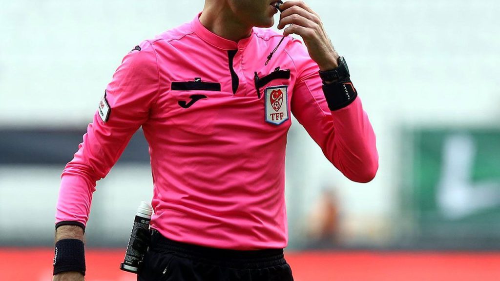 Accuse di Gioco d&#039;Azzardo contro 152 Arbitri di Calcio: Una Crisi di Integrità nel Mondo del Calcio