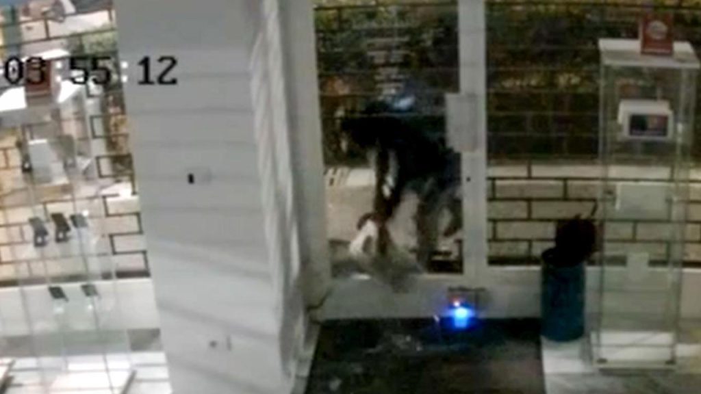 Video mostra furto in negozio Unitech a Torino