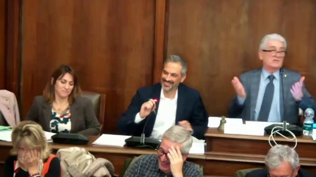 Tensioni in Consiglio comunale a Chivasso: il presidente Perfetto e il consigliere Falbo coinvolti in una lite dopo un &quot;bau bau bau&quot;