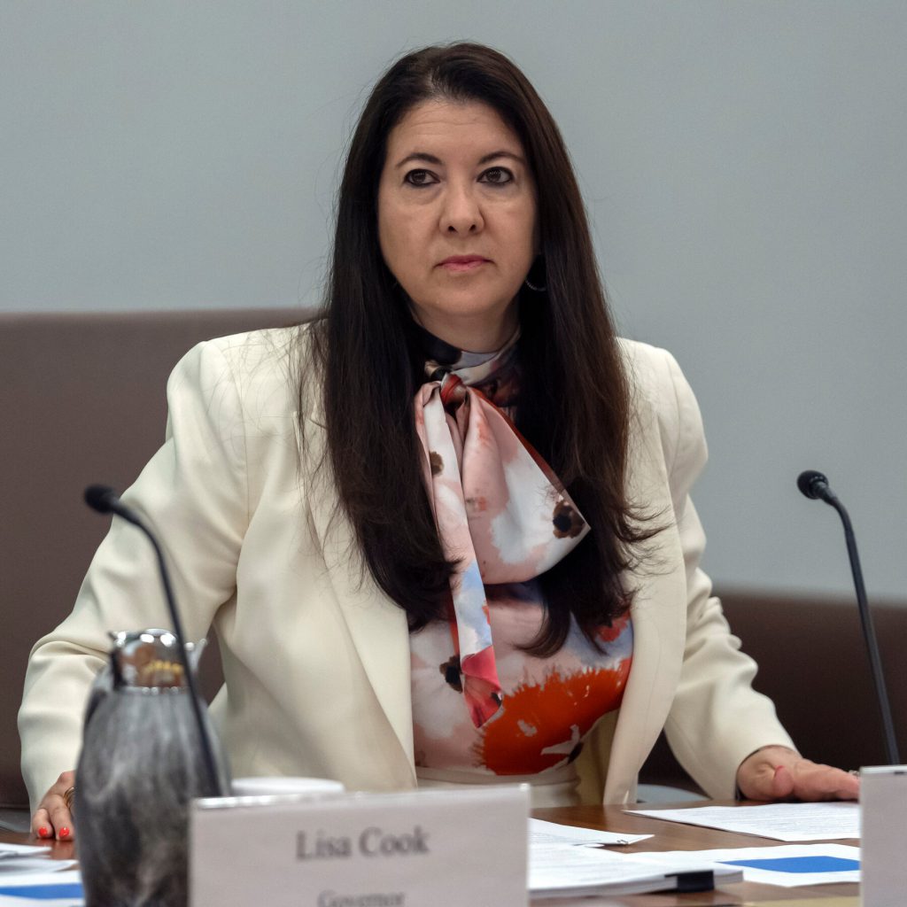 Adriana D. Kugler, ex governatrice della Fed, annuncia operazioni su Apple e Southwest Airlines