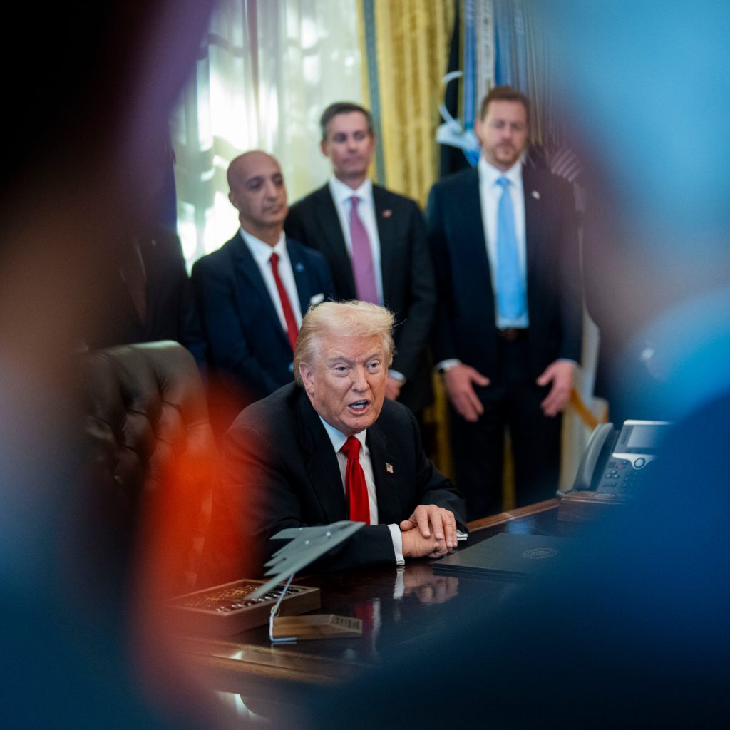 Trump aumenta la pressione su Venezuela mentre portaerei americana si dirige verso i Caraibi