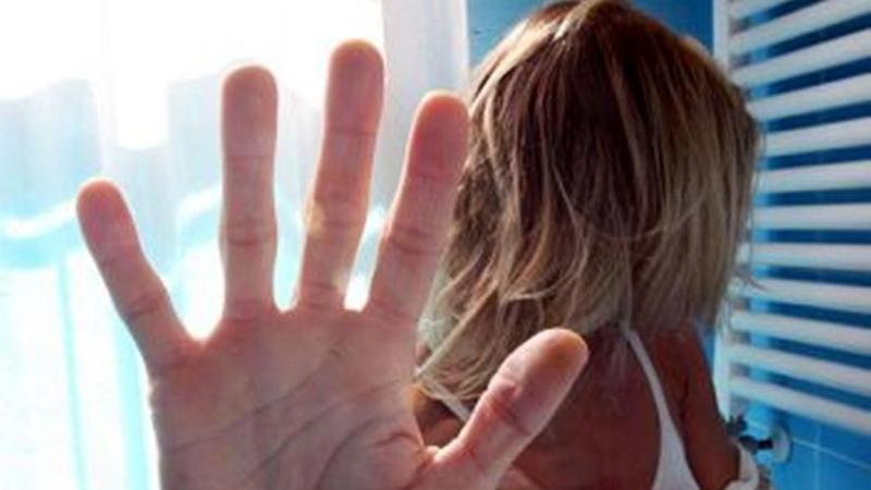 Intervento in bagno di bar di via Tripoli: giovane donna trovata svestita, aggressione evitata