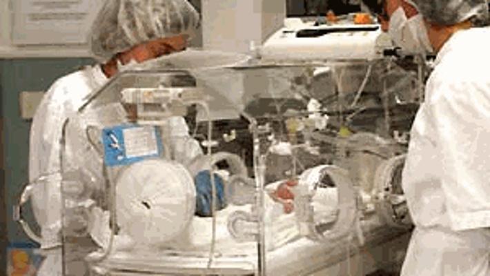 Neonata partorita in bagno a Ciriè: madre sotto l’effetto di crack indagata per tentato infanticidio