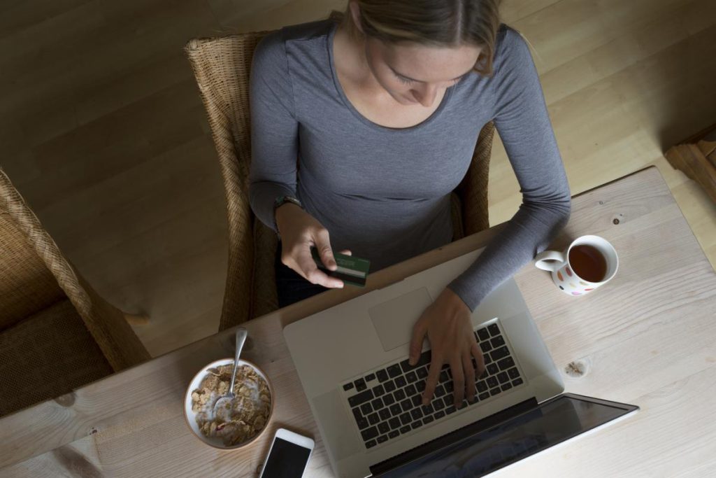 Trasferimenti con carta: cosa cambia con i nuovi limiti delle banche