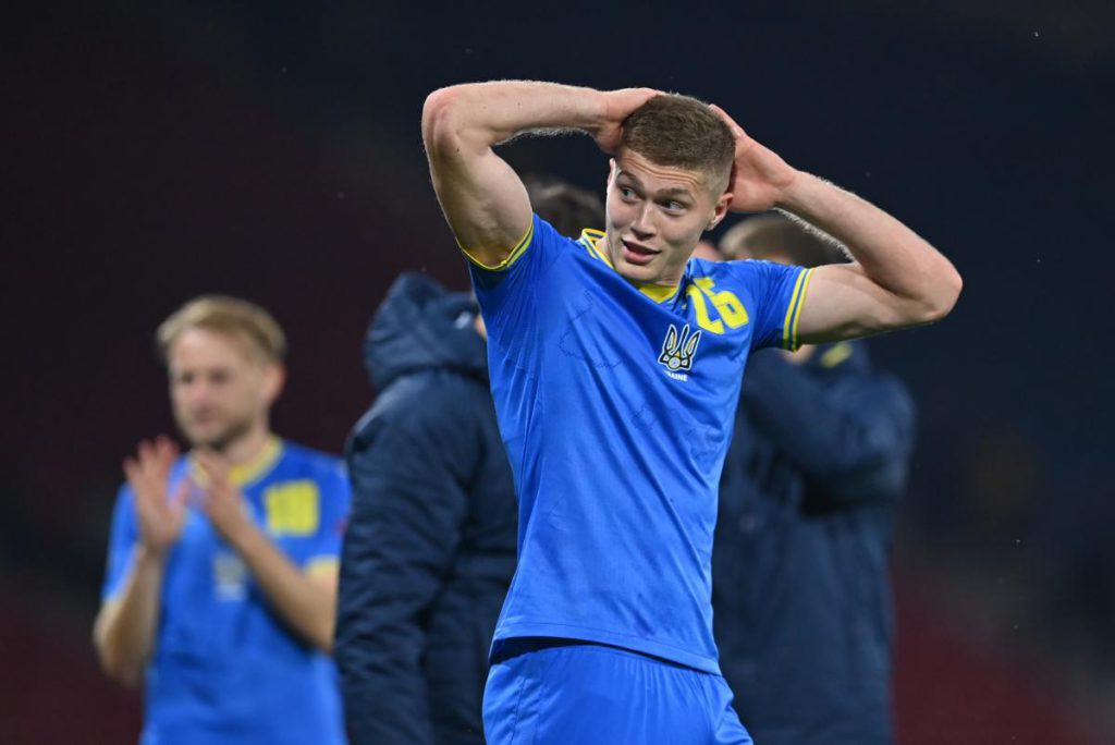 Il Milan Sfida per Artem Dovbyk: il Calciatore Ucraino Potrebbe Seguire le Orme di Shevchenko 

Introduzione
Il calciatore ucraino Artem Dovbyk potrebbe trasferirsi in un club dove una volta ha giocato una stella del calibro di Andriy Shevchenko, un&#039;opportunità che potrebbe cambiare il corso della sua carriera.

Approfondimento
Secondo le ultime notizie, il Milan, squadra di calcio italiana, ha manifestato interesse per l&#039;acquisto del giocatore ucraino Artem Dovbyk, attaccante di talento. Questo interesse potrebbe portare a un trasferimento che avrebbe un impatto significativo sulla carriera di Dovbyk.

Possibili Conseguenze
Se il trasferimento dovesse concretizzarsi, Dovbyk avrebbe l&#039;opportunità di giocare in una delle squadre più prestigiose d&#039;Europa e di seguire le orme di Shevchenko, che ha giocato per il Milan dal 1999 al 2006 e ha vinto numerosi titoli, tra cui la Champions League.

Opinione
Non è possibile esprimere un&#039;opinione in merito a questo trasferimento, poiché si tratta di una notizia ancora in fase di sviluppo. Tuttavia, è chiaro che un trasferimento al Milan sarebbe un&#039;opportunità importante per Dovbyk e potrebbe avere un impatto significativo sulla sua carriera.

Analisi Critica dei Fatti
Il Milan ha una storia ricca di successi e una squadra competitiva, quindi l&#039;arrivo di Dovbyk potrebbe essere un ulteriore rinforzo per la squadra. Inoltre, il fatto che il Milan abbia manifestato interesse per Dovbyk suggerisce che la squadra è alla ricerca di nuovi talenti per rafforzare la sua rosa.

Relazioni con altri fatti
Il trasferimento di Dovbyk al Milan potrebbe avere un impatto sul mercato dei trasferimenti estivi e sulla competizione nella Serie A. Inoltre, potrebbe anche avere un impatto sulla nazionale ucraina, poiché Dovbyk è un giocatore importante per la squadra.

Contesto storico
Il Milan ha una lunga storia di successi e ha avuto molti giocatori di talento nella sua squadra, tra cui Andriy Shevchenko, che ha vinto la Champions League con il club nel 2003. Il trasferimento di Dovbyk al Milan potrebbe essere visto come un tentativo di ripetere il successo del passato.

Fonti
La notizia è stata riportata da Sport.ua, un sito di notizie sportive ucraino. Il sito ha riferito che il Milan ha manifestato interesse per l&#039;acquisto di Dovbyk e che il trasferimento potrebbe concretizzarsi nelle prossime settimane.