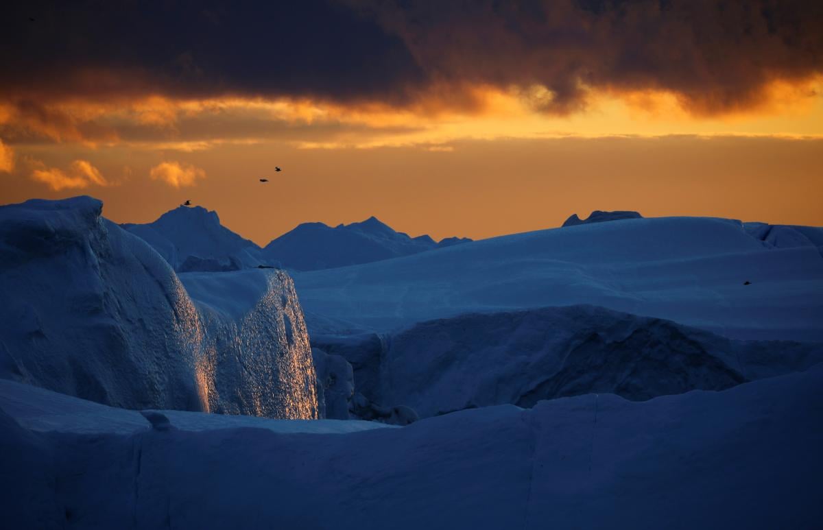 Iceberg scultoreo: le onde marine modellano una massa di ghiaccio in forma quasi artistica