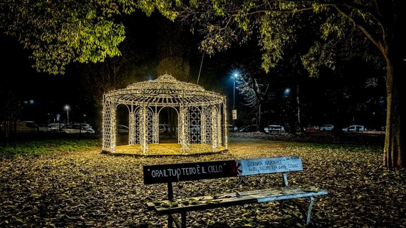 Luci natalizie nelle periferie: 10 installazioni illuminate con mappa