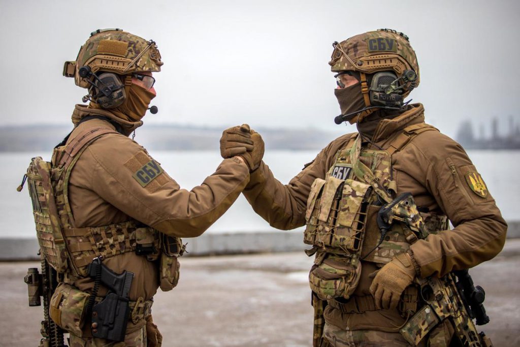 Operazione Militare Ucraina: La SBU Distrugge Depositii Nemici con Droni FP-2 nella Zona di Conflitto