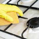 Pulire la piastra a gas dalle macchie grasse con bicarbonato e aceto: metodo economico