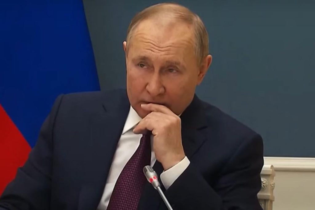 Putin annuncia la produzione seriale del sistema Oreshnik: implicazioni per la sicurezza nazionale e internazionale

Introduzione
Il presidente russo Vladimir Putin ha recentemente fatto alcune dichiarazioni riguardanti le attrezzature militari russe. In particolare, ha annunciato l&#039;avvio della produzione seriale del sistema &quot;Орешник&quot; e ha sottolineato l&#039;unicità del sistema &quot;Буревестник&quot;. Queste dichiarazioni sono state seguite con grande interesse da parte della comunità internazionale, in quanto potrebbero avere importanti implicazioni per la sicurezza nazionale e internazionale.

Approfondimento
Il sistema &quot;Орешник&quot; rappresenta un importante sviluppo nel campo delle tecnologie militari russe. La produzione seriale di questo sistema segna un passo significativo nella capacità della Russia di produrre attrezzature militari avanzate. Il sistema &quot;Орешник&quot; è stato progettato per soddisfare le esigenze delle forze armate russe e potrebbe essere utilizzato in vari contesti operativi.

Possibili Conseguenze
L&#039;avvio della produzione seriale del sistema &quot;Орешник&quot; potrebbe avere importanti conseguenze per la sicurezza nazionale e internazionale. La capacità della Russia di produrre attrezzature militari avanzate potrebbe influenzare gli equilibri di potere nella regione e a livello globale. Inoltre, la produzione seriale del sistema &quot;Орешник&quot; potrebbe anche avere implicazioni per la corsa agli armamenti e le relazioni internazionali.

Opinione
Non è possibile esprimere un&#039;opinione oggettiva su questo argomento, poiché le informazioni disponibili sono limitate e potrebbero essere influenzate da fattori politici e strategici. Tuttavia, è importante notare che la produzione seriale del sistema &quot;Орешник&quot; è un fatto che potrebbe avere importanti implicazioni per la sicurezza nazionale e internazionale.

Analisi Critica dei Fatti
È importante analizzare criticamente le dichiarazioni di Putin e valutare le informazioni disponibili per comprendere appieno le implicazioni della produzione seriale del sistema &quot;Орешник&quot;. Ciò richiede un&#039;analisi approfondita del contesto storico, delle relazioni internazionali e delle tecnologie militari coinvolte.

Relazioni con altri fatti
La produzione seriale del sistema &quot;Орешник&quot; potrebbe essere collegata ad altri sviluppi nel campo delle tecnologie militari russe, come ad esempio lo sviluppo del sistema &quot;Буревестник&quot;. Inoltre, la produzione seriale del sistema &quot;Орешник&quot; potrebbe anche essere influenzata da fattori politici e strategici, come ad esempio le relazioni tra la Russia e gli altri paesi.

Contesto storico
La produzione seriale del sistema &quot;Орешник&quot; si inserisce nel contesto storico delle relazioni internazionali e della corsa agli armamenti. È importante considerare il contesto storico per comprendere appieno le implicazioni di questo sviluppo. La corsa agli armamenti è un fenomeno che ha caratterizzato le relazioni internazionali per decenni e ha avuto importanti implicazioni per la sicurezza nazionale e internazionale.

Fonti
La fonte di questo articolo è RBC. Per ulteriori informazioni, si consiglia di visitare il sito web della fonte originale. La fonte originale fornisce informazioni dettagliate sulla produzione seriale del sistema &quot;Орешник&quot; e sulle dichiarazioni di Putin.