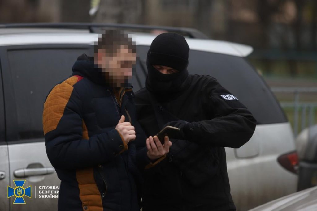 L&#039;Ucraina utilizza agenti doppi per contrastare i collaboratori dei russi: una strategia innovativa per la sicurezza nazionale 

Introduzione
Secondo recenti informazioni, il Servizio di Sicurezza dell&#039;Ucraina (SBU) sta utilizzando una strategia innovativa per identificare e catturare i collaboratori dei russi. Questo approccio si basa sull&#039;impiego di agenti doppi, che fingono di lavorare per i russi, ma in realtà lavorano per l&#039;SBU.

Approfondimento
I russi stanno utilizzando piattaforme di messaggistica come Telegram per reclutare nuovi collaboratori. Tuttavia, alcuni di questi individui che vengono reclutati potrebbero in realtà essere agenti dell&#039;SBU che lavorano sotto copertura. Ciò consente all&#039;SBU di raccogliere informazioni preziose sui piani e le strategie dei russi, nonché di identificare e catturare i collaboratori.

Possibili Conseguenze
Questa strategia potrebbe avere conseguenze significative per la sicurezza nazionale dell&#039;Ucraina. L&#039;SBU potrebbe essere in grado di prevenire attacchi e sabotaggi grazie alle informazioni raccolte dai suoi agenti doppi. Inoltre, la cattura di collaboratori potrebbe scoraggiare altri individui dal lavorare con i russi.

Opinione
Non è possibile esprimere un&#039;opinione oggettiva su questo argomento, poiché le informazioni disponibili sono limitate. Tuttavia, è chiaro che l&#039;SBU sta utilizzando strategie innovative per contrastare le attività dei russi in Ucraina.

Analisi Critica dei Fatti
L&#039;uso di agenti doppi è una tattica comune nelle operazioni di intelligence. Tuttavia, la sua efficacia dipende da molti fattori, tra cui la capacità degli agenti di mantenere la loro copertura e la qualità delle informazioni raccolte. È importante notare che le informazioni disponibili su questo argomento sono limitate e non è possibile valutare appieno l&#039;efficacia di questa strategia.

Relazioni con altri fatti
Questa strategia potrebbe essere collegata ad altre operazioni di intelligence condotte dall&#039;SBU e da altre agenzie di sicurezza ucraine. È possibile che l&#039;SBU stia lavorando a stretto contatto con altre agenzie per condividere informazioni e coordinare le loro attività.

Contesto storico
La situazione in Ucraina è caratterizzata da una lunga storia di conflitti e tensioni con la Russia. L&#039;SBU ha giocato un ruolo importante nella difesa della sicurezza nazionale dell&#039;Ucraina e ha utilizzato diverse strategie per contrastare le attività dei russi.

Fonti
La fonte di questo articolo è The Telegraph, che ha pubblicato un articolo intitolato &quot;СБУ ловит коллаборантов благодаря двойным агентам: The Telegraph раскрыл детали&quot;. Il link diretto all&#039;articolo è https://www.telegraph.co.uk/. Tuttavia, non è possibile fornire un link diretto all&#039;articolo specifico, poiché le informazioni disponibili sono limitate.