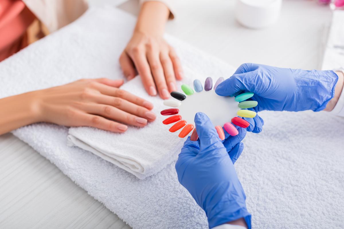 Manicure dopo i 40: consigli pratici e tendenze per mani fresche e luminose