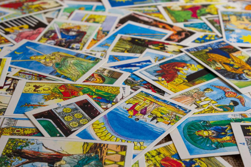 Horoscopo del 19 novembre: Scorpioni in conflitto, Arieti in romanticismo secondo le carte dei Tarocchi