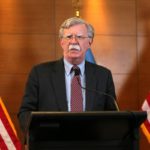 Bolton critica il piano di pace di 28 punti di Trump, accusandolo di premiare l’aggressione russa.