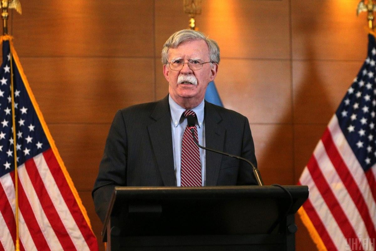 Bolton critica il piano di pace di 28 punti di Trump, accusandolo di premiare l’aggressione russa.