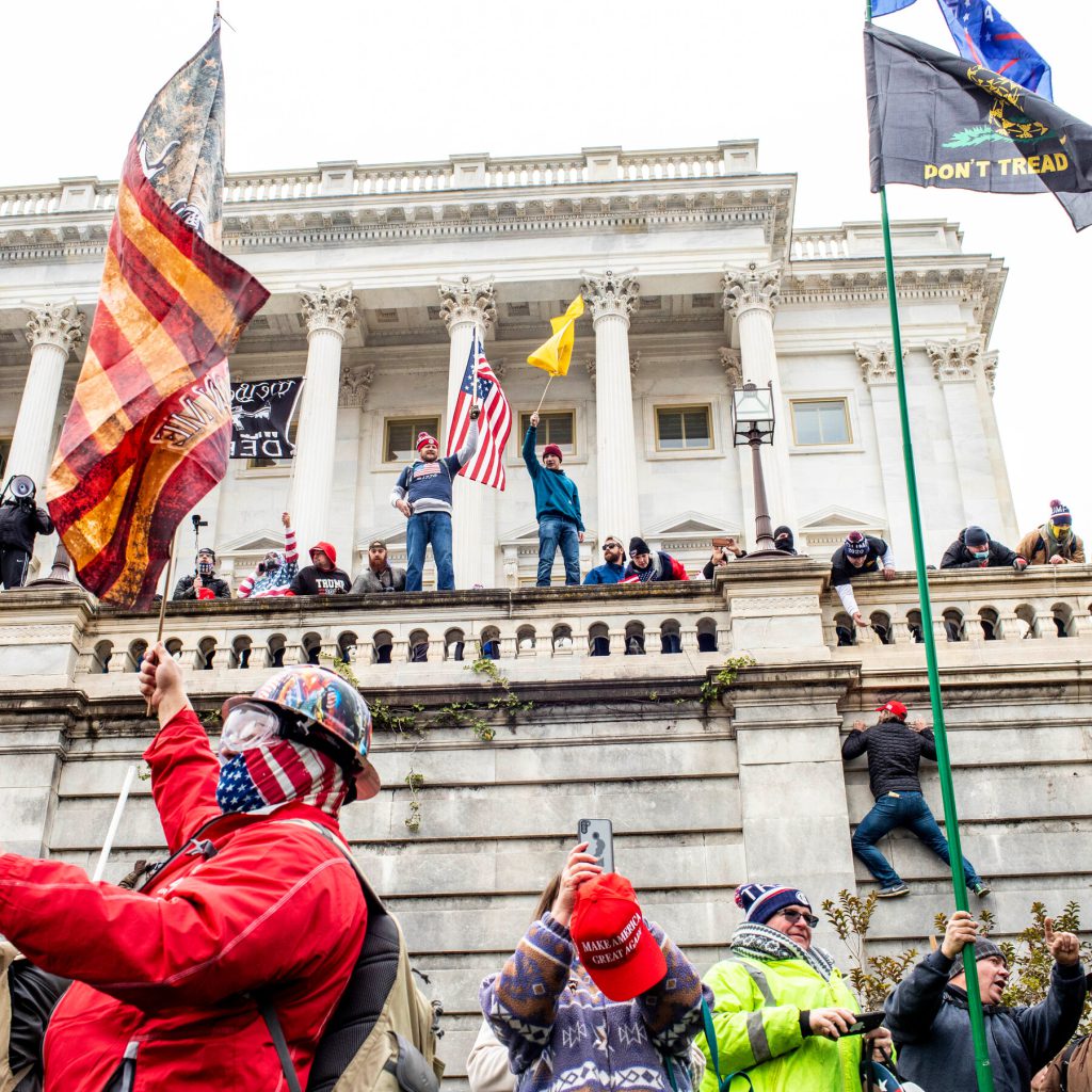 Trump concede la clemenza a due individui collegati all’attacco del 6 gennaio al Campidoglio