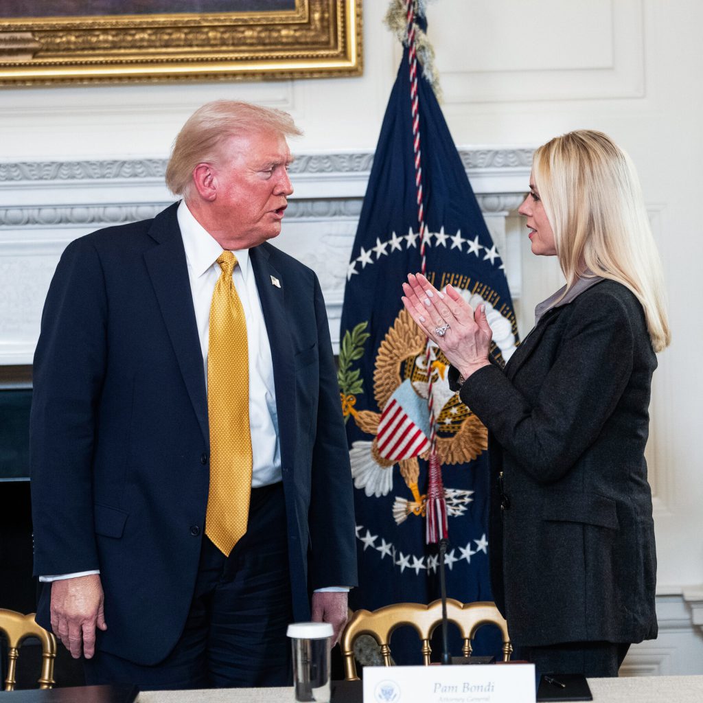 Trump ricorre al Dipartimento di Giustizia per gestire la copertura mediatica su Epstein