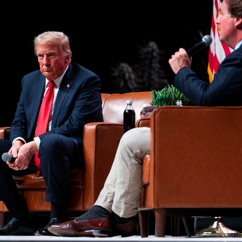 Trump sostiene Tucker Carlson dopo l’intervista a Nick Fuentes, figura controversa