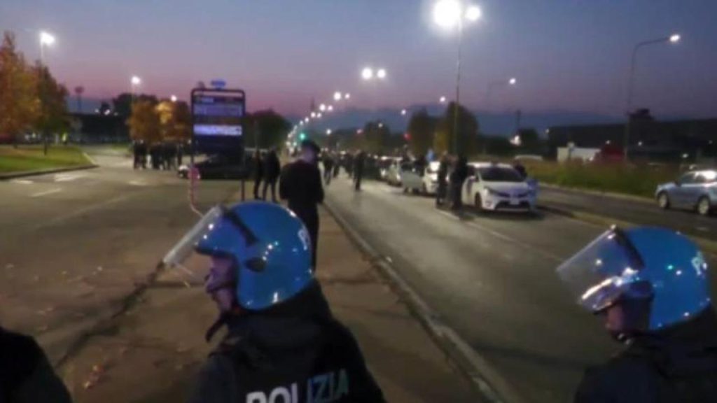 Ultras granata identificati per violenze pre-derby: oltre cento coinvolti e trenta bloccati