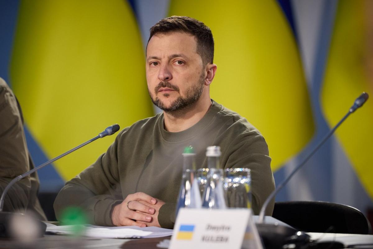 Zelensky avverte l'Ucraina delle pressioni politiche e informatiche che minacciano l'unità nazionale