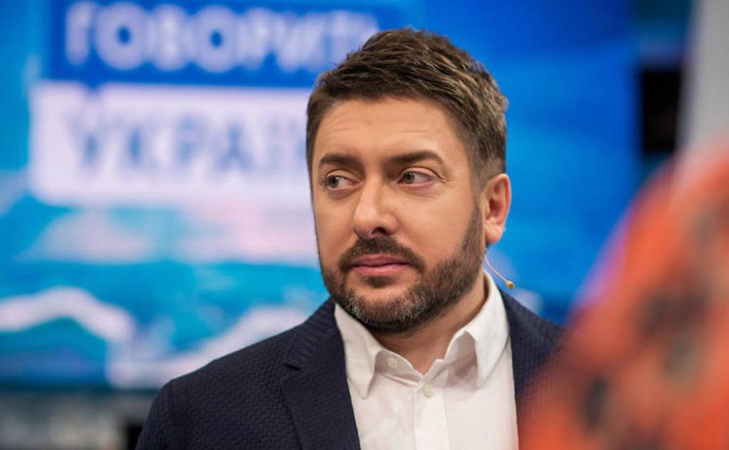 Conduttore televisivo rivela distanza emotiva dai parenti in Russia