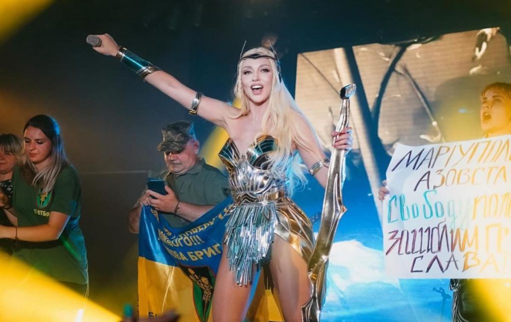 La cantante Polesova si salva in seminterrato durante un bombardamento notturno in Ucraina