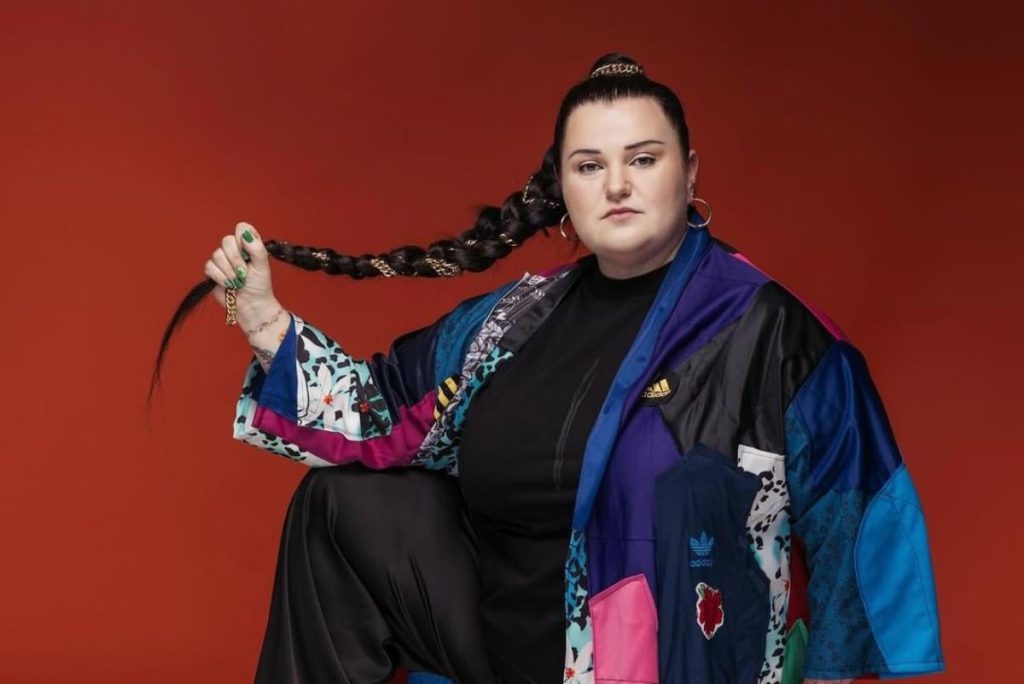 Incidente stradale della rapper Alyona Alyona: nessun ferito, ma un forte messaggio sulla sicurezza stradale