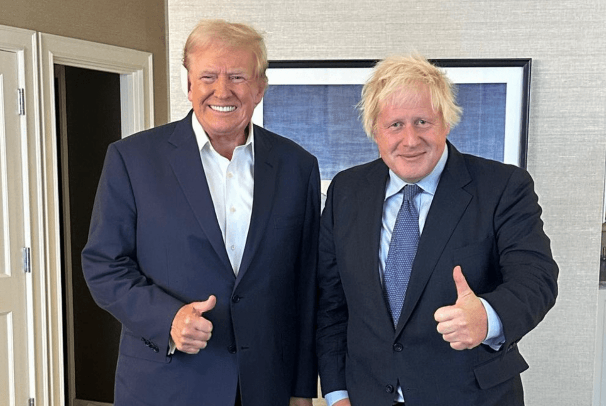 Boris Johnson critica il piano pacifico di Trump e sostiene che Putin sta celebrando