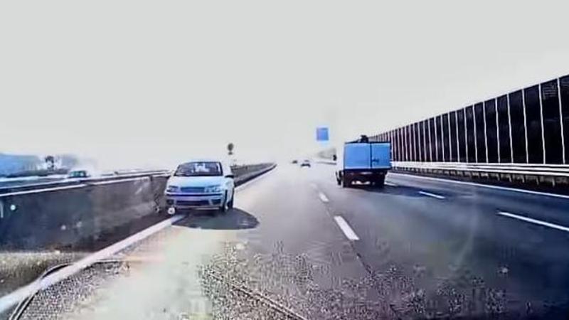 Pericolo sulla Torino-Milano: auto contromano rischia di causare disastro