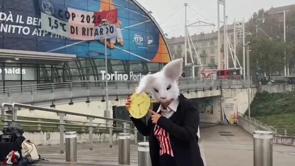 Extinction Rebellion appesa striscione sul tetto di Porta Susa a Torino per la Cop30