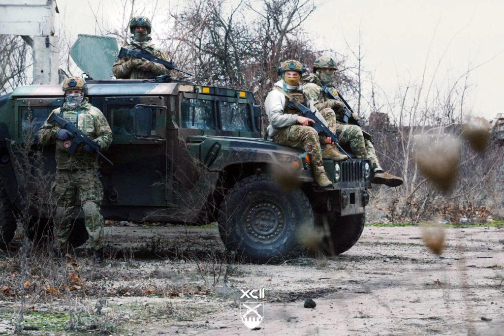 Situazione Militare in Ucraina: Avanzamento delle Forze Armate e Possibili Conseguenze Strategiche

Avanzamento delle Forze Armate Ucraine
Gli analisti americani hanno registrato un successo delle forze armate ucraine sul fronte di Pokrovsk, sebbene i russi stiano avanzando nella zona immediatamente adiacente alla città di Pokrovsk.

Approfondimento
L&#039;Institute for the Study of War (ISW) ha fornito un&#039;analisi dettagliata sulla situazione militare in Ucraina, evidenziando i progressi delle forze ucraine in alcune aree e le difficoltà incontrate in altre.

Possibili Conseguenze
Il successo delle forze ucraine sul fronte di Pokrovsk potrebbe avere importanti conseguenze strategiche, poiché potrebbe influenzare la dinamica complessiva del conflitto e aprire nuove opportunità per le forze ucraine.

Opinione
Non è possibile esprimere un&#039;opinione in merito alla situazione, in quanto si tratta di un&#039;analisi oggettiva dei fatti. Tuttavia, è importante notare che la situazione militare in Ucraina è estremamente complessa e soggetta a cambiamenti rapidi.

Analisi Critica dei Fatti
L&#039;analisi critica dei fatti rivela che le forze ucraine stanno facendo progressi in alcune aree, ma incontrano anche difficoltà significative. È importante considerare tutti gli aspetti della situazione per comprendere appieno la complessità del conflitto.

Relazioni con altri fatti
La situazione militare in Ucraina è strettamente legata ad altri eventi e sviluppi nella regione, come le relazioni internazionali e le dinamiche economiche. È importante considerare questi fattori per comprendere appieno la situazione.

Contesto storico
Il conflitto in Ucraina si inserisce in un contesto storico più ampio, che include la storia della regione e le relazioni tra le nazioni coinvolte. È importante considerare questo contesto per comprendere le radici del conflitto e le possibili soluzioni.

Fonti
La fonte di questo articolo è Institute for the Study of War (ISW), un&#039;organizzazione di ricerca americana che fornisce analisi e informazioni sulla situazione militare in Ucraina e in altre parti del mondo.