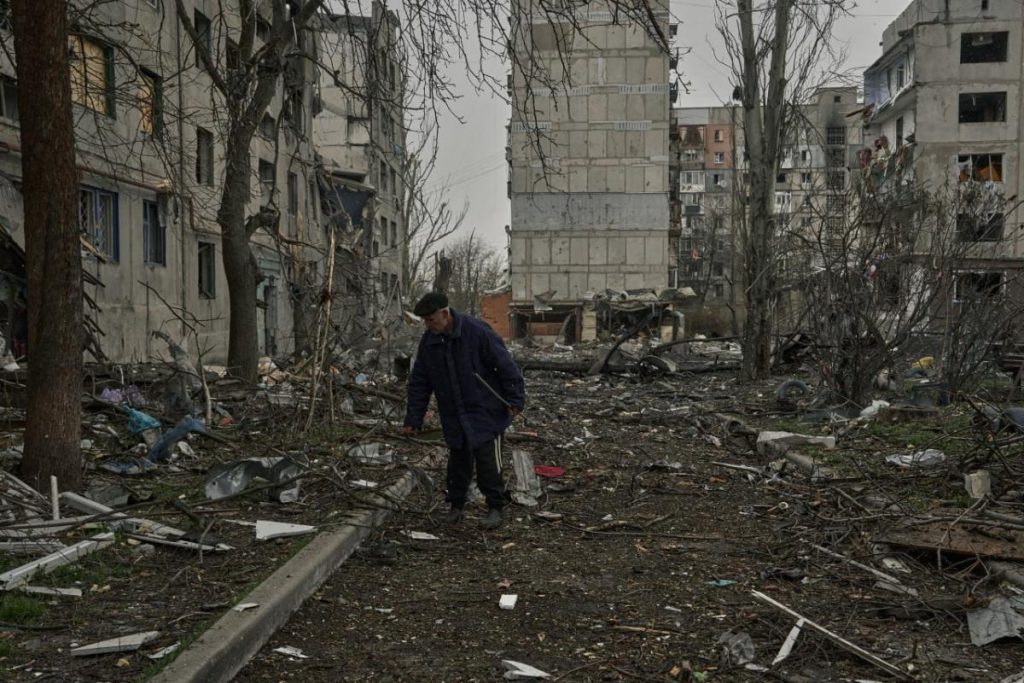 La battaglia per il controllo di Pokrovsk entra nella sua fase finale: implicazioni strategiche e umanitarie in una regione in conflitto