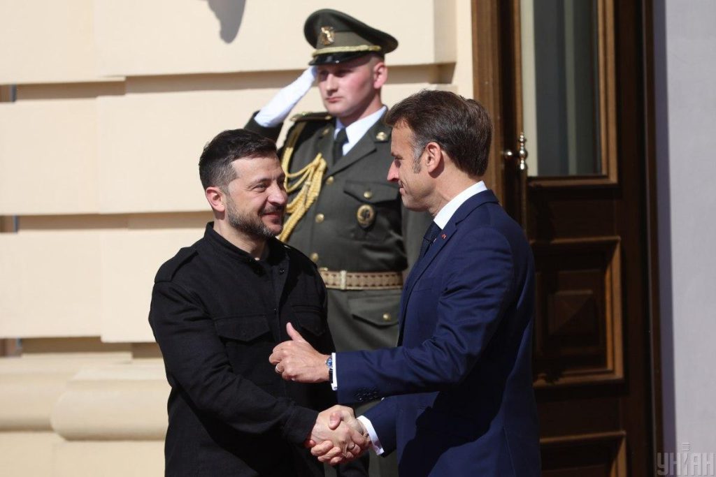 Zelensky e Macron firmano accordo per rafforzare la difesa aerea ucraina con aerei Rafale