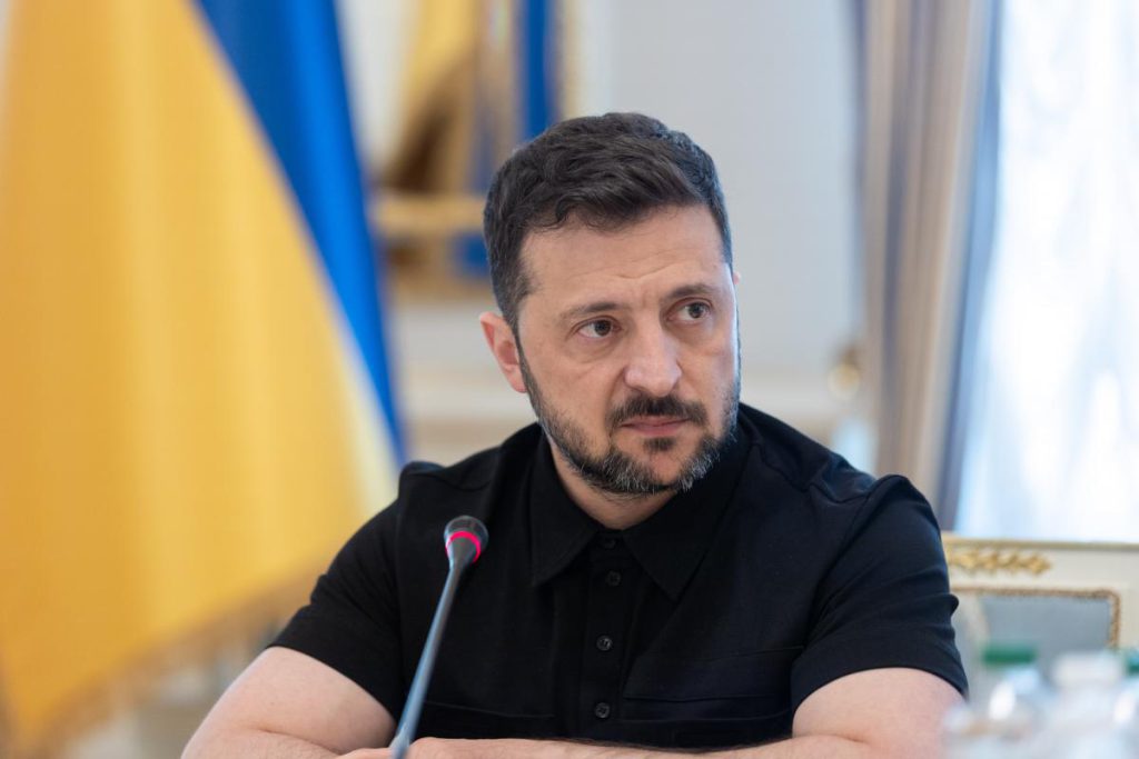 Ucraina pronta ad esportare armi: sfide e opportunità per il paese

Introduzione
Il presidente dell&#039;Ucraina, Volodymyr Zelensky, ha recentemente annunciato che il paese è pronto ad aprire l&#039;esportazione di armi all&#039;estero in futuro. Tuttavia, alcuni tipi di armi sono ancora molto necessari per la stessa Ucraina, sottolineando la necessità di un equilibrio tra le esigenze di difesa del paese e le opportunità di esportazione.

Approfondimento
Zelensky ha fatto questa dichiarazione in risposta a una domanda, sottolineando l&#039;importanza di mantenere un equilibrio tra le esigenze di difesa del paese e le opportunità di esportazione. L&#039;Ucraina ha un&#039;industria della difesa sviluppata e produce una varietà di armi e attrezzature militari, che potrebbero essere esportate in futuro.

Possibili Conseguenze
L&#039;esportazione di armi potrebbe avere un impatto significativo sull&#039;economia dell&#039;Ucraina, generando entrate e creando posti di lavoro. Tuttavia, è anche importante considerare le possibili conseguenze negative, come il rischio di destabilizzazione in altre regioni o il potenziale uso improprio delle armi esportate. Pertanto, è fondamentale che il paese adotti un approccio responsabile e trasparente nell&#039;esportazione di armi.

Opinione
La decisione dell&#039;Ucraina di esportare armi è un tema complesso che richiede un&#039;attenta valutazione dei benefici e dei rischi. È fondamentale che il paese adotti un approccio responsabile e trasparente nell&#039;esportazione di armi, garantendo che queste siano utilizzate solo per scopi legittimi e che non contribuiscano a conflitti o violazioni dei diritti umani.

Analisi Critica dei Fatti
La dichiarazione di Zelensky sottolinea l&#039;importanza di bilanciare le esigenze di difesa dell&#039;Ucraina con le opportunità di esportazione. È cruciale che il paese mantenga una politica di esportazione responsabile e che le decisioni siano prese tenendo conto delle conseguenze potenziali. Inoltre, è importante considerare le possibili ripercussioni sulla stabilità regionale e sulla sicurezza internazionale.

Relazioni con altri fatti
La decisione dell&#039;Ucraina di esportare armi è legata a una serie di fattori, tra cui la situazione geopolitica della regione, le esigenze di difesa del paese e le opportunità economiche. È importante considerare questi fattori nel valutare le possibili conseguenze dell&#039;esportazione di armi. Inoltre, la decisione dell&#039;Ucraina potrebbe avere un impatto sulla politica di difesa e di sicurezza internazionale.

Contesto storico
L&#039;Ucraina ha una lunga storia di produzione di armi e attrezzature militari, e l&#039;industria della difesa è stata un settore importante per l&#039;economia del paese. La decisione di esportare armi è un passo significativo nella strategia di sviluppo del paese, che potrebbe avere un impatto sulla sua posizione nella regione e sulla scena internazionale.

Fonti
La fonte di questo articolo è RBC-Ucraina. L&#039;articolo originale può essere trovato al link sopra indicato.