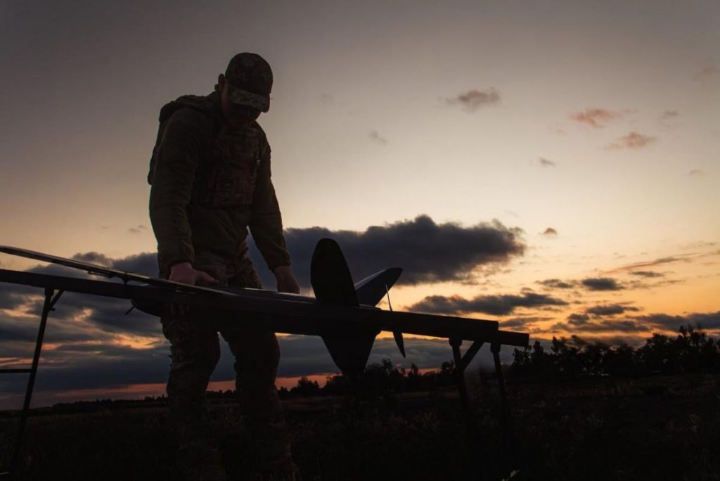 L&#039;evoluzione dei droni ucraini e il suo impatto sulla sicurezza della Russia: un nuovo capitolo nella guerra 

Introduzione
La situazione di sicurezza in Russia è cambiata a causa dell&#039;evoluzione dei droni ucraini, che hanno modificato non solo la tattica ma anche la strategia della guerra all&#039;interno dello stato aggressore.

Approfondimento
L&#039;impiego dei droni da parte dell&#039;Ucraina ha introdotto un nuovo elemento nella geografia della guerra, consentendo di condurre operazioni militari in modo più efficace e preciso. Ciò ha comportato una ridefinizione delle strategie belliche e ha reso più complesso il quadro della sicurezza per la Russia.

Possibili Conseguenze
Le conseguenze di questo cambiamento potrebbero essere significative, poiché l&#039;uso dei droni potrebbe aumentare la pressione sulla Russia e costringerla a rivedere le proprie strategie di difesa. Inoltre, ciò potrebbe avere un impatto sulla percezione della sicurezza da parte della popolazione russa e sulla stabilità politica del paese.

Opinione
Secondo alcuni analisti, l&#039;evoluzione dei droni ucraini rappresenta un punto di svolta nella guerra, poiché consente all&#039;Ucraina di condurre operazioni militari in modo più efficace e di sfidare la superiorità militare russa. Tuttavia, è importante notare che le opinioni su questo tema possono variare a seconda delle fonti e delle prospettive.

Analisi Critica dei Fatti
È fondamentale analizzare criticamente i fatti e le informazioni disponibili per comprendere appieno l&#039;impatto dell&#039;evoluzione dei droni ucraini sulla sicurezza della Russia. Ciò richiede un esame approfondito delle strategie militari, delle capacità tecnologiche e delle dinamiche politiche in gioco.

Relazioni con altri fatti
L&#039;evoluzione dei droni ucraini è legata ad altri eventi e tendenze nella regione, come la crisi ucraina e le tensioni tra Russia e Occidente. È importante considerare queste relazioni per comprendere appieno il contesto e le implicazioni della situazione.

Contesto storico
La guerra tra Ucraina e Russia è in corso da diversi anni e ha subito diverse fasi e sviluppi. L&#039;evoluzione dei droni ucraini rappresenta un nuovo capitolo in questo conflitto e richiede una comprensione del contesto storico e delle dinamiche in gioco.

Fonti
La fonte di questo articolo è Euronews, che ha pubblicato un articolo intitolato &quot;Россия больше не в безопасности: украинские дроны изменили географию войны&quot;. Per ulteriori informazioni, si consiglia di visitare il sito web di Euronews e di consultare altre fonti attendibili.